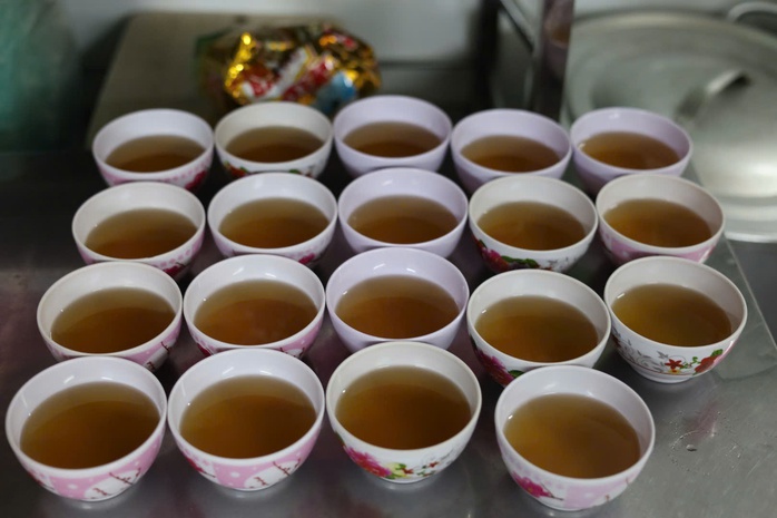 Tiệm bánh cuốn 40 năm ở TP HCM kín bàn, ngon nhờ cách làm nhân- Ảnh 5. Tiệm bánh cuốn 40 năm ở TP HCM kín bàn, ngon nhờ cách làm nhân- Ảnh 5.