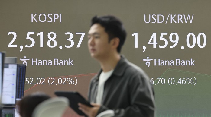 Bảng điện tử hiển thị Chỉ số giá cổ phiếu tổng hợp Hàn Quốc tại phòng giao dịch của trụ sở Ngân hàng Hana ở Seoul - Hàn Quốc hôm 11-3. Ảnh: YONHAP Bảng điện tử hiển thị Chỉ số giá cổ phiếu tổng hợp Hàn Quốc tại phòng giao dịch của trụ sở Ngân hàng Hana ở Seoul - Hàn Quốc hôm 11-3. Ảnh: YONHAP
