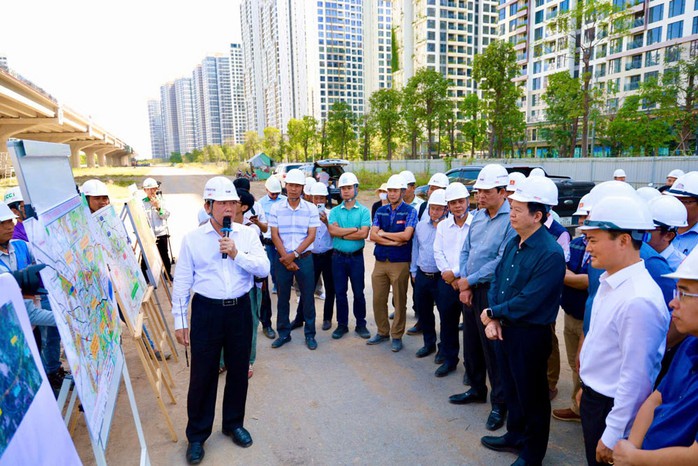 Đoàn công tác của Chính phủ thị sát tại công trường đường Vành đai 3 vào sáng 11-3. Ảnh: NGỌC QUÝ Đoàn công tác của Chính phủ thị sát tại công trường đường Vành đai 3 vào sáng 11-3. Ảnh: NGỌC QUÝ