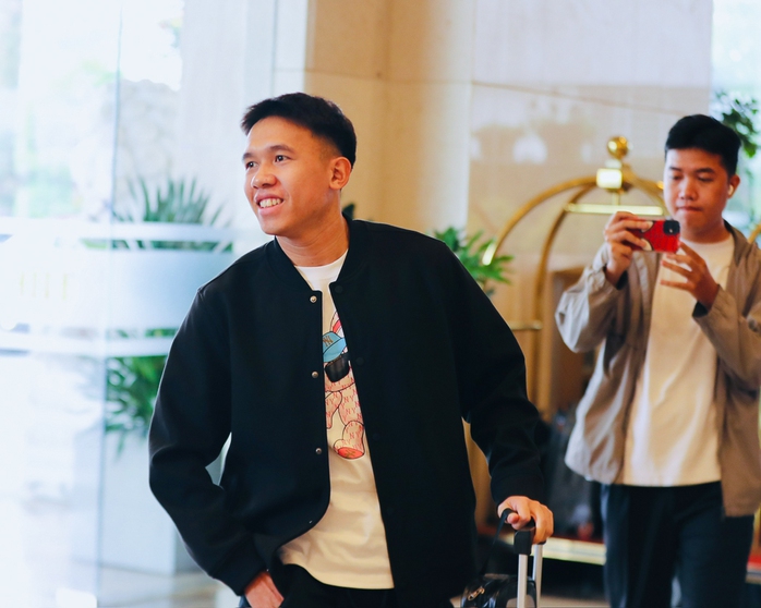 Tiến Linh tập tễnh và không mang hành lý đi hội quân- Ảnh 7.