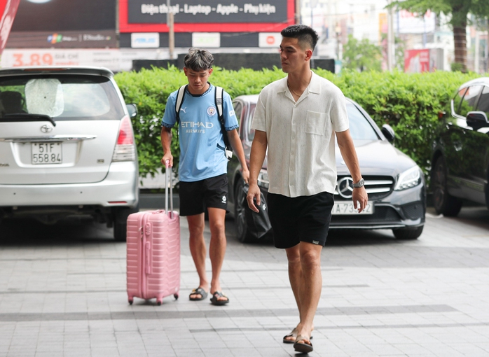 Tiến Linh tập tễnh và không mang hành lý đi hội quân- Ảnh 1.