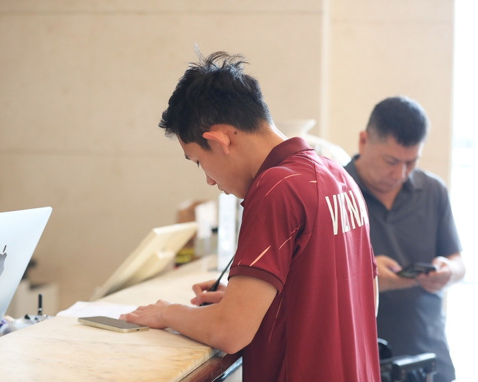 Tiến Linh tập tễnh và không mang hành lý đi hội quân- Ảnh 6.