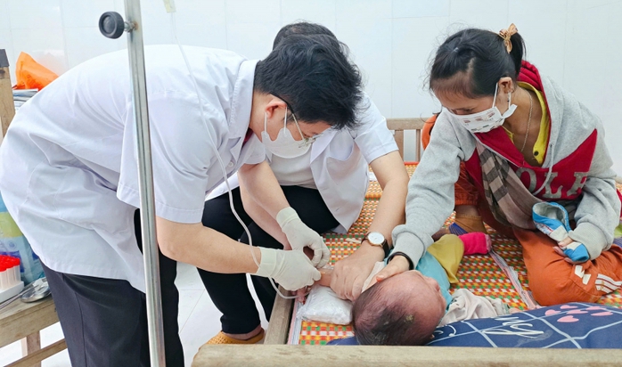 Hai trẻ tử vong, nhiều người sốt cao, phát ban, Bộ Y tế nói gì?- Ảnh 1. Hai trẻ tử vong, nhiều người sốt cao, phát ban, Bộ Y tế nói gì?- Ảnh 1.