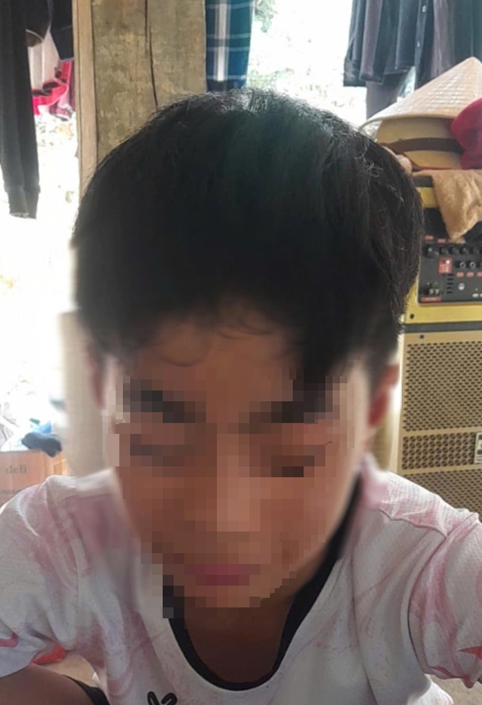 Nam sinh bị cô giáo dùng kéo cắt tóc ngay trên lớp- Ảnh 1. Nam sinh bị cô giáo dùng kéo cắt tóc ngay trên lớp- Ảnh 1.