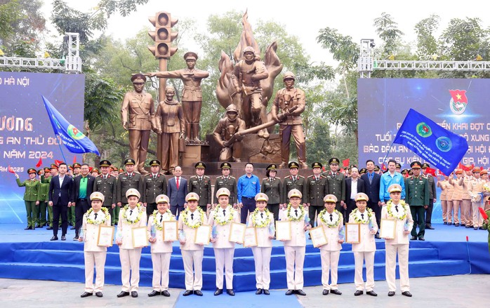 Giám đốc Công an Hà Nội Nguyễn Thanh Tùng tuyên dương Gương mặt trẻ Công an Thủ đô- Ảnh 2. Giám đốc Công an Hà Nội Nguyễn Thanh Tùng tuyên dương Gương mặt trẻ Công an Thủ đô- Ảnh 2.