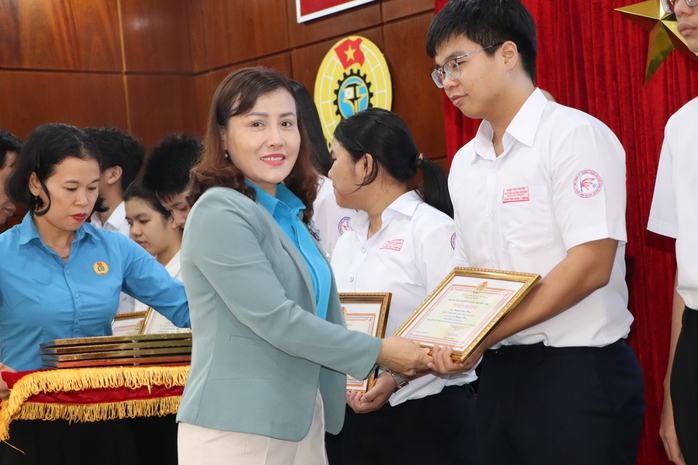 LĐLĐ tỉnh Quảng Nam tuyên dương cặp song sinh học tập xuất sắc- Ảnh 4. LĐLĐ tỉnh Quảng Nam tuyên dương cặp song sinh học tập xuất sắc- Ảnh 4.