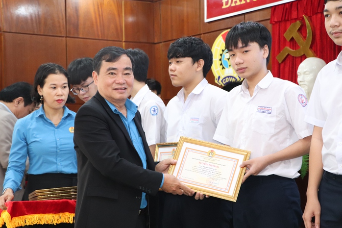 LĐLĐ tỉnh Quảng Nam tuyên dương cặp song sinh học tập xuất sắc- Ảnh 3. LĐLĐ tỉnh Quảng Nam tuyên dương cặp song sinh học tập xuất sắc- Ảnh 3.