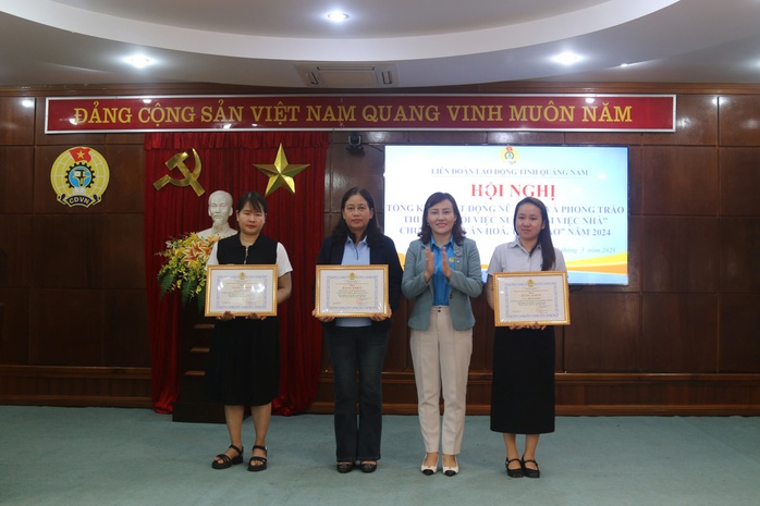 LĐLĐ tỉnh Quảng Nam tuyên dương cặp song sinh học tập xuất sắc- Ảnh 1. LĐLĐ tỉnh Quảng Nam tuyên dương cặp song sinh học tập xuất sắc- Ảnh 1.