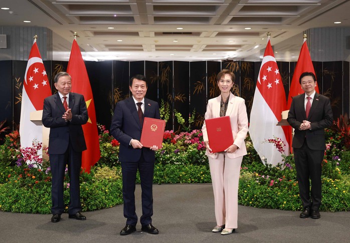 Tổng Bí thư Tô Lâm và Thủ tướng Singapore Lawrence Wong chứng kiến trao Bản ghi nhớ về chuyển đổi số giữa Bộ Công an Việt Nam và Bộ Phát triển số và Thông tin SingaporeẢnh: TTXVN Tổng Bí thư Tô Lâm và Thủ tướng Singapore Lawrence Wong chứng kiến trao Bản ghi nhớ về chuyển đổi số giữa Bộ Công an Việt Nam và Bộ Phát triển số và Thông tin SingaporeẢnh: TTXVN