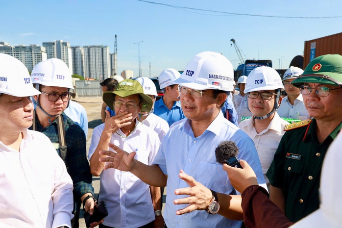 Chủ tịch UBND TP HCM Nguyễn Văn Được chỉ đạo tại nút giao An Phú Ảnh: Ngọc Quý Chủ tịch UBND TP HCM Nguyễn Văn Được chỉ đạo tại nút giao An Phú Ảnh: Ngọc Quý