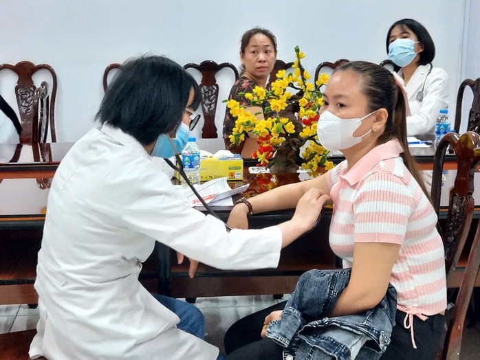 Người lao động được khám sức khỏe miễn phí do LĐLĐ quận Bình Tân, TP HCM tổ chức. Ảnh: MAI CHI Người lao động được khám sức khỏe miễn phí do LĐLĐ quận Bình Tân, TP HCM tổ chức. Ảnh: MAI CHI