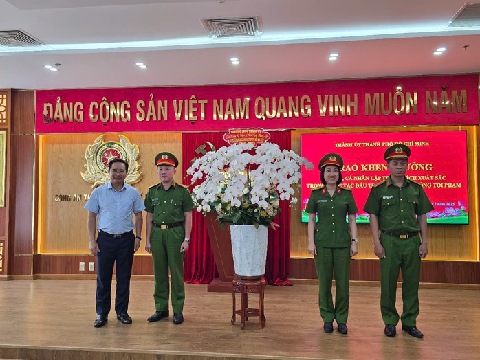 Công an TP HCM đột kích 16 địa điểm, bắt khẩn cấp 58 người- Ảnh 1. Công an TP HCM đột kích 16 địa điểm, bắt khẩn cấp 58 người- Ảnh 1.