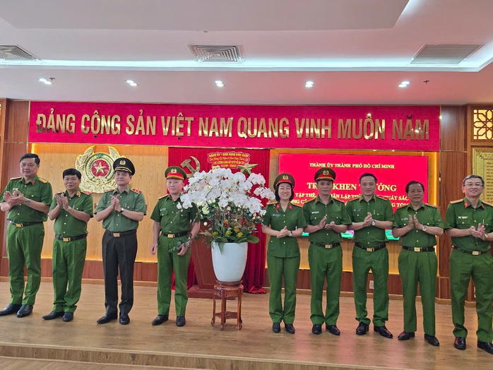 Công an TP HCM đột kích 16 địa điểm, bắt khẩn cấp 58 người- Ảnh 2. Công an TP HCM đột kích 16 địa điểm, bắt khẩn cấp 58 người- Ảnh 2.
