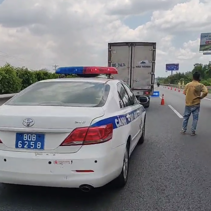 CLIP: Xe cháy dữ dội trên đường cao tốc TP HCM - Long Thành - Dầu Giây- Ảnh 2. CLIP: Xe cháy dữ dội trên đường cao tốc TP HCM - Long Thành - Dầu Giây- Ảnh 2.
