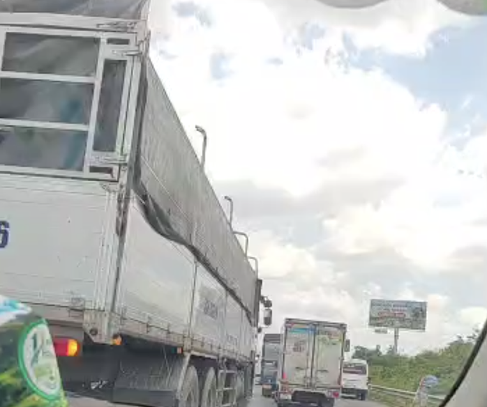CLIP: Xe cháy dữ dội trên đường cao tốc TP HCM - Long Thành - Dầu Giây- Ảnh 1. CLIP: Xe cháy dữ dội trên đường cao tốc TP HCM - Long Thành - Dầu Giây- Ảnh 1.