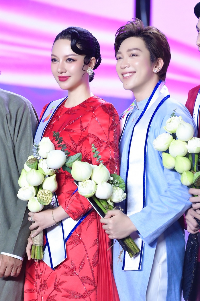 "Tư mắm" Băng Di tái xuất đầy rạng rỡ
- Ảnh 5. "Tư mắm" Băng Di tái xuất đầy rạng rỡ
- Ảnh 5.