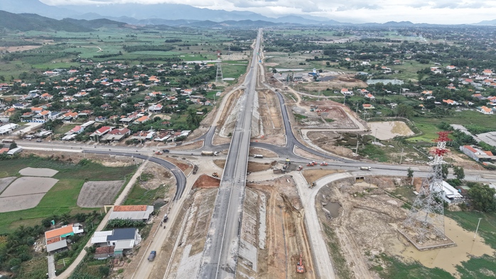 Phó Thủ tướng Lê Thành Long kiểm tra các dự án cao tốc ở Khánh Hòa- Ảnh 2. Phó Thủ tướng Lê Thành Long kiểm tra các dự án cao tốc ở Khánh Hòa- Ảnh 2.