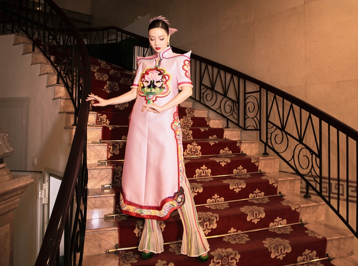 "Tư mắm" Băng Di tái xuất đầy rạng rỡ
- Ảnh 3. "Tư mắm" Băng Di tái xuất đầy rạng rỡ
- Ảnh 3.