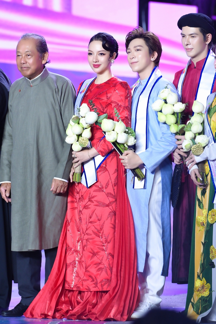 "Tư mắm" Băng Di tái xuất đầy rạng rỡ
- Ảnh 8. "Tư mắm" Băng Di tái xuất đầy rạng rỡ
- Ảnh 8.