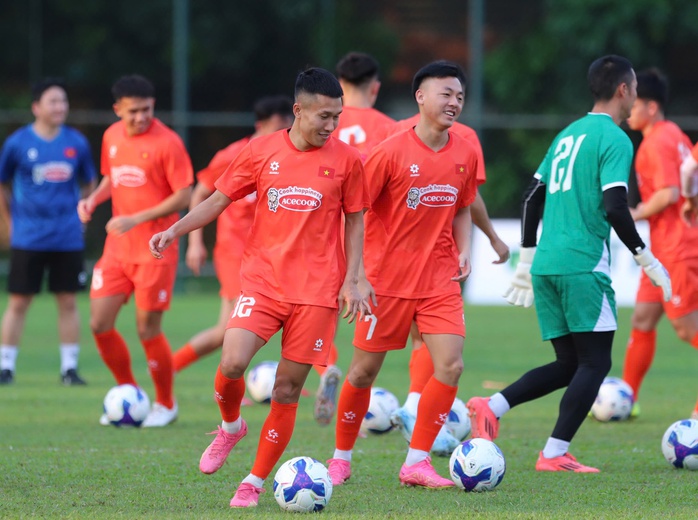 Duy Mạnh nói về việc tuyển thủ Lào gốc Việt gia nhập V-League- Ảnh 3. Duy Mạnh nói về việc tuyển thủ Lào gốc Việt gia nhập V-League- Ảnh 3.