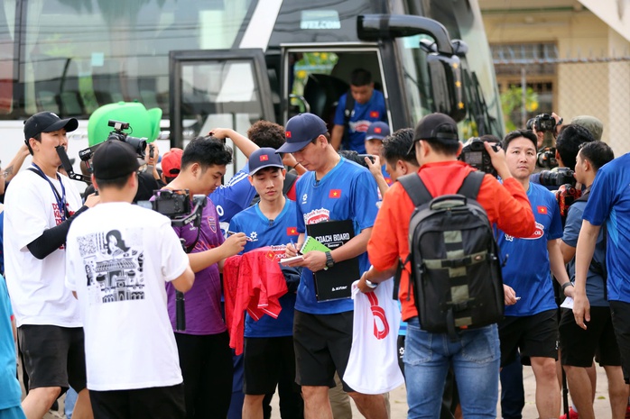 HLV Kim Sang-sik trao đổi riêng với Hai Long, Thanh Bình- Ảnh 6. HLV Kim Sang-sik trao đổi riêng với Hai Long, Thanh Bình- Ảnh 6.