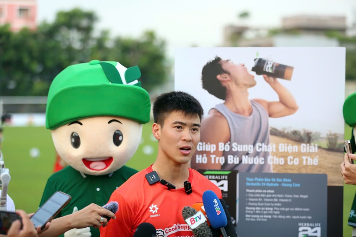 Duy Mạnh nói về việc tuyển thủ Lào gốc Việt gia nhập V-League- Ảnh 1. Duy Mạnh nói về việc tuyển thủ Lào gốc Việt gia nhập V-League- Ảnh 1.