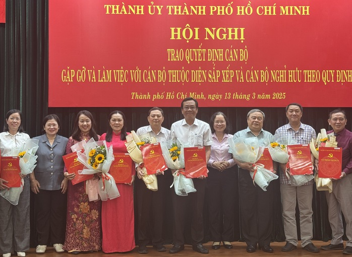 TP HCM tri ân 46 cán bộ nghỉ hưu, nghỉ việc để sắp xếp tinh gọn bộ máy- Ảnh 1. TP HCM tri ân 46 cán bộ nghỉ hưu, nghỉ việc để sắp xếp tinh gọn bộ máy- Ảnh 1.