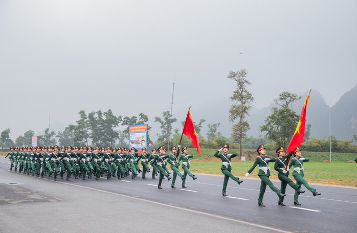 VIDEO: Ngắm những "bóng hồng" trên thao trường tập diễu binh, diễu hành- Ảnh 7. VIDEO: Ngắm những "bóng hồng" trên thao trường tập diễu binh, diễu hành- Ảnh 7.