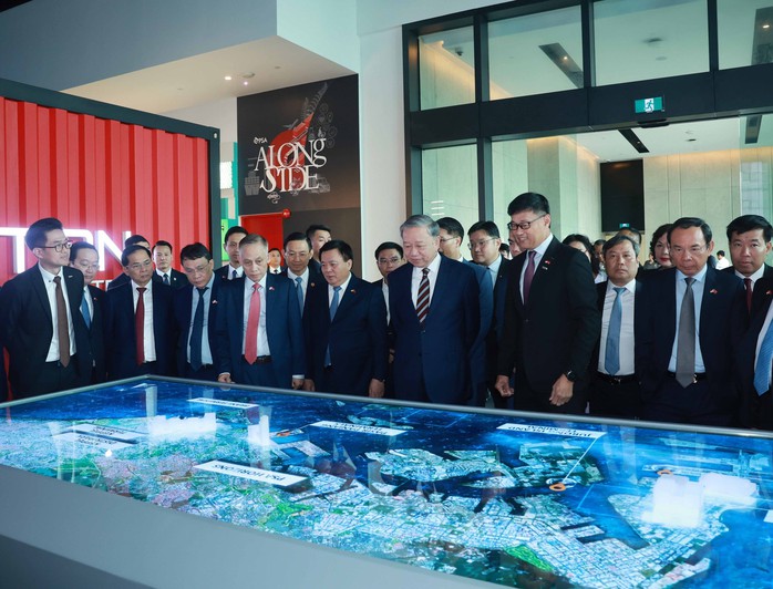 Tổng Bí thư Tô Lâm đến thăm cảng biển Pasir Panjang ở Singapore ngày 13-3 Ảnh: TTXVN Tổng Bí thư Tô Lâm đến thăm cảng biển Pasir Panjang ở Singapore ngày 13-3 Ảnh: TTXVN