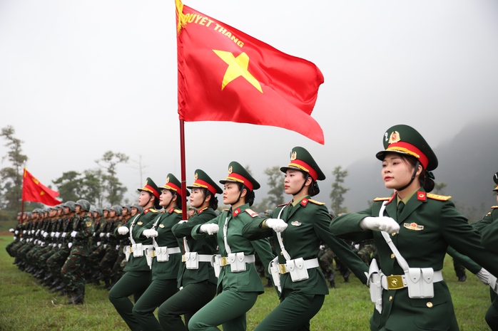 VIDEO: Ngắm những "bóng hồng" trên thao trường tập diễu binh, diễu hành- Ảnh 10. VIDEO: Ngắm những "bóng hồng" trên thao trường tập diễu binh, diễu hành- Ảnh 10.