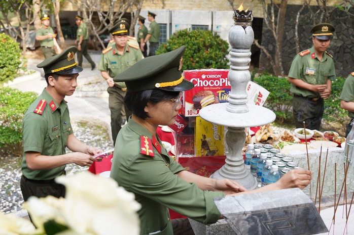 Dâng hương tưởng niệm 37 năm sự kiện Gạc Ma- Ảnh 9. Dâng hương tưởng niệm 37 năm sự kiện Gạc Ma- Ảnh 9.