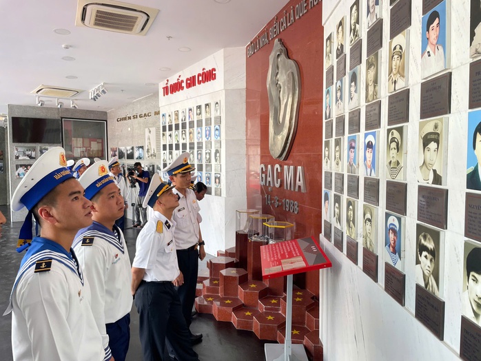 Dâng hương tưởng niệm 37 năm sự kiện Gạc Ma- Ảnh 4. Dâng hương tưởng niệm 37 năm sự kiện Gạc Ma- Ảnh 4.
