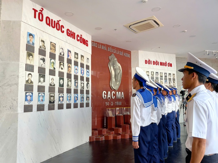 Dâng hương tưởng niệm 37 năm sự kiện Gạc Ma- Ảnh 5. Dâng hương tưởng niệm 37 năm sự kiện Gạc Ma- Ảnh 5.