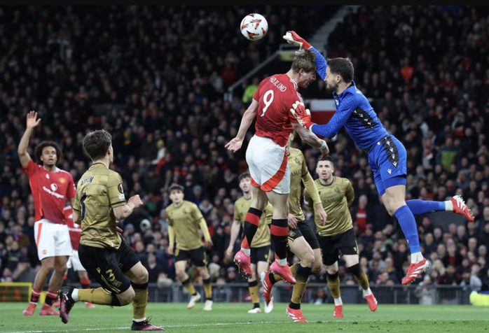 Bruno Fernandes bùng nổ hat-trick, Man United đoạt vé tứ kết Europa League- Ảnh 1. Bruno Fernandes bùng nổ hat-trick, Man United đoạt vé tứ kết Europa League- Ảnh 1.