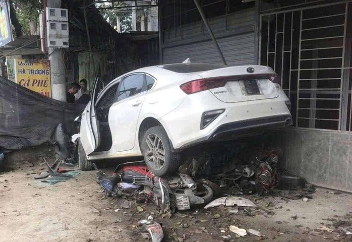 CLIP: Ô tô tông 7 xe máy của người dân đi đám giỗ- Ảnh 1. CLIP: Ô tô tông 7 bóng đá tỷ lệ kèo nhà cái máy của người dân đi đám giỗ- Ảnh 1.