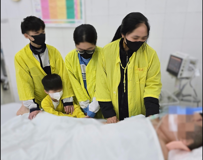 4 mẹ con nghẹn ngào tiễn biệt chồng, cha trong phòng mổ- Ảnh 1. 4 mẹ con nghẹn ngào tiễn biệt chồng, cha trong phòng mổ- Ảnh 1.