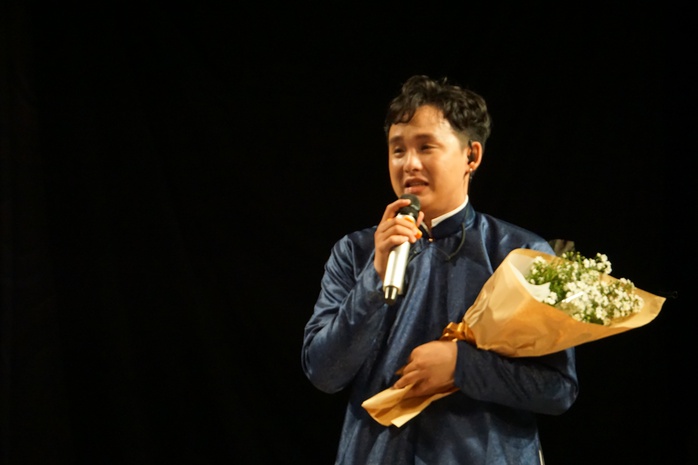 Diễn kịch tại rạp xiếc, Hoài Linh và ê kíp "Bến đợi đời người" được cổ vũ- Ảnh 2. Diễn kịch tại rạp xiếc, Hoài Linh và ê kíp "Bến đợi đời người" được cổ vũ- Ảnh 2.