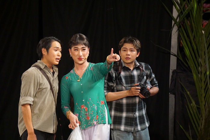 Diễn kịch tại rạp xiếc, Hoài Linh và ê kíp "Bến đợi đời người" được cổ vũ- Ảnh 3. Diễn kịch tại rạp xiếc, Hoài Linh và ê kíp "Bến đợi đời người" được cổ vũ- Ảnh 3.