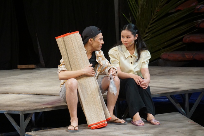 Diễn kịch tại rạp xiếc, Hoài Linh và ê kíp "Bến đợi đời người" được cổ vũ- Ảnh 5. Diễn kịch tại rạp xiếc, Hoài Linh và ê kíp "Bến đợi đời người" được cổ vũ- Ảnh 5.