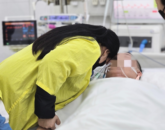 4 mẹ con nghẹn ngào tiễn biệt chồng, cha trong phòng mổ- Ảnh 2. 4 mẹ con nghẹn ngào tiễn biệt chồng, cha trong phòng mổ- Ảnh 2.