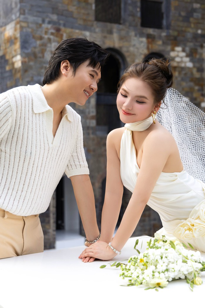 Vương Ánh Tú - Myra Trần về "chung nhà"
- Ảnh 1. Vương Ánh Tú - Myra Trần về "chung nhà"
- Ảnh 1.