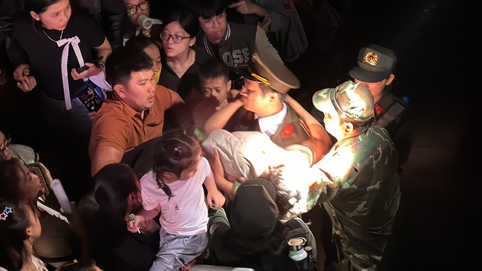 Khoảng 100.000 người dự lễ hội ánh sáng, người phụ nữ mang thai ngất xỉu giữa "biển người"- Ảnh 1. Khoảng 100.000 người dự lễ hội ánh sáng, người phụ nữ mang thai ngất xỉu giữa "biển người"- Ảnh 1.
