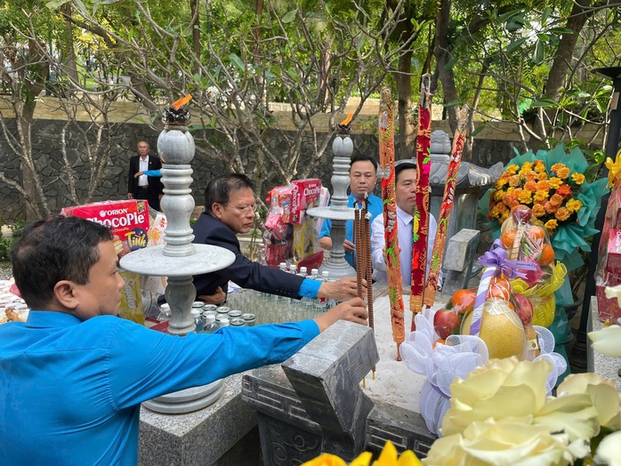Dâng hương tưởng niệm 37 năm sự kiện Gạc Ma- Ảnh 8. Dâng hương tưởng niệm 37 năm sự kiện Gạc Ma- Ảnh 8.