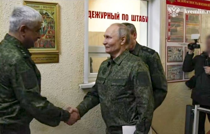 Tổng thống Putin tới thăm một sở chỉ huy ở vùng Kursk ngày 12-3. Ảnh: TASS Tổng thống Putin tới thăm một sở chỉ huy ở vùng Kursk ngày 12-3. Ảnh: TASS