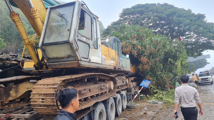 Xe đầu kéo chở 4 máy múc lao vào nhà dân ven quốc lộ- Ảnh 1. Xe đầu kéo chở 4 máy múc lao vào nhà dân ven quốc lộ- Ảnh 1.