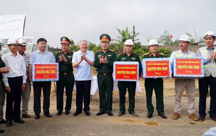 Phó Thủ tướng Thường trực Nguyễn Hòa Bình kiểm tra cao tốc Hòa Liên – Túy Loan- Ảnh 2. Phó Thủ tướng Thường trực Nguyễn Hòa Bình kiểm tra cao tốc Hòa Liên – Túy Loan- Ảnh 2.