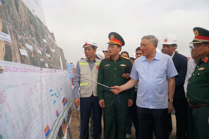 Phó Thủ tướng Thường trực Nguyễn Hòa Bình kiểm tra cao tốc Hòa Liên – Túy Loan- Ảnh 1. Phó Thủ tướng Thường trực Nguyễn Hòa Bình kiểm tra cao tốc Hòa Liên – Túy Loan- Ảnh 1.