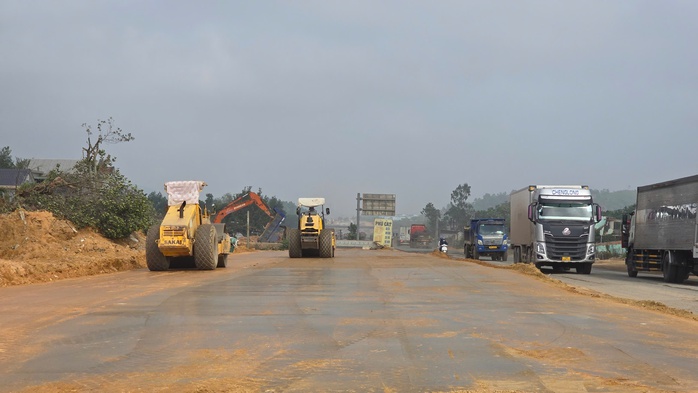 Phó Thủ tướng Thường trực Nguyễn Hòa Bình kiểm tra cao tốc Hòa Liên – Túy Loan- Ảnh 3. Phó Thủ tướng Thường trực Nguyễn Hòa Bình kiểm tra cao tốc Hòa Liên – Túy Loan- Ảnh 3.