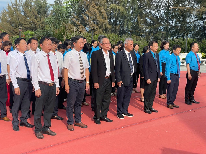 Dâng hương tưởng niệm 37 năm sự kiện Gạc Ma- Ảnh 1. Dâng hương tưởng niệm 37 năm sự kiện Gạc Ma- Ảnh 1.