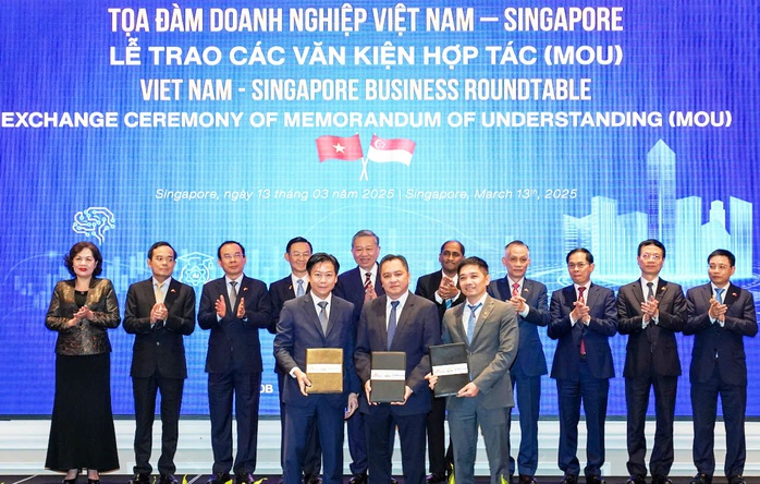 Ông Phạm Huy Bình (hàng đầu, giữa) - Chủ tịch Saigontourist Group cùng đại diện Vietnam Airlines, APG Singapore trao bản hợp tác với sự chứng kiến của Tổng Bí thư Tô Lâm và lãnh đạo cao cấp Việt Nam, Singapore, ngày 13-3-2025 Ông Phạm Huy Bình (hàng đầu, giữa) - Chủ tịch Saigontourist Group cùng đại diện Vietnam Airlines, APG Singapore trao bản hợp tác với sự chứng kiến của Tổng Bí thư Tô Lâm và lãnh đạo cao cấp Việt Nam, Singapore, ngày 13-3-2025